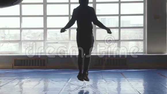 在健身房跳绳的人交叉配合概念体育运动绳子训练运动员锻炼锻炼的概念视频的预览图