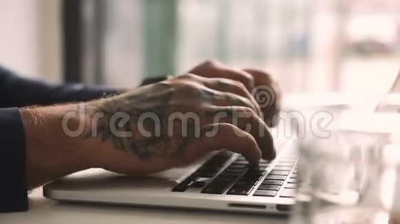 纹身男手在键盘上打字视频的预览图
