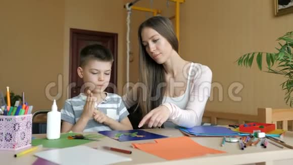家庭教育母亲和儿子正在做艺术用品作业视频的预览图