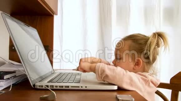 一个聪明的孩子用笔记本电脑视频的预览图