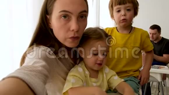 精疲力竭的女商人在家照顾孩子视频的预览图