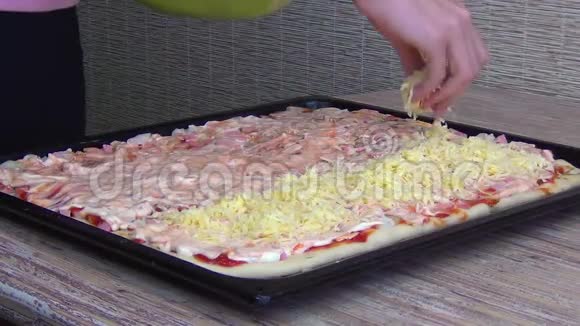 女孩把奶酪撒在披萨上视频的预览图
