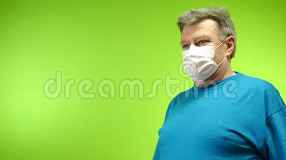 阳性的成年男子脱下他的保护性医疗面罩冠状病毒保护外面和眨眼乐观主义视频的预览图