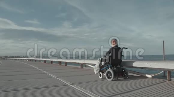 电动轮椅残疾儿童户外乘车视频的预览图