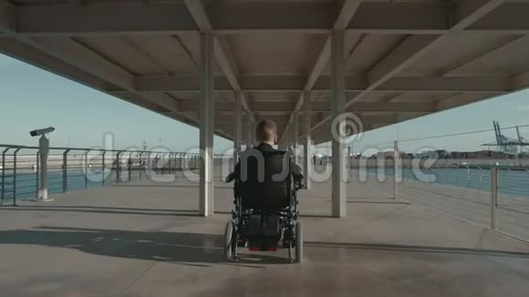 在海滨坐轮椅的残疾儿童视频的预览图