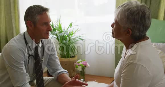 医生在她的退休公寓里帮助老年妇女视频的预览图