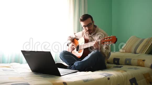 年轻人在房间里弹吉他视频的预览图