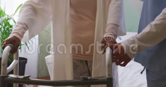 护士在养老院帮助一位老年妇女视频的预览图