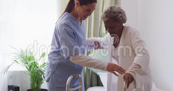 护士在养老院帮助一位老年妇女视频的预览图
