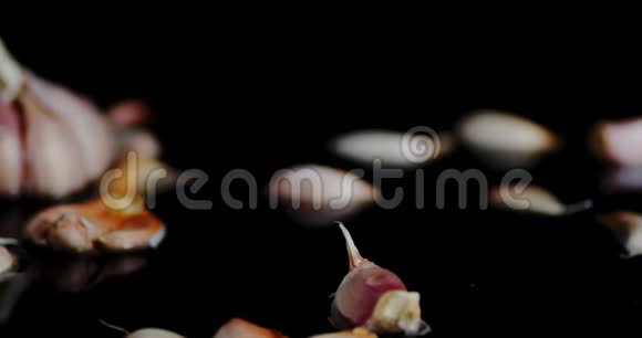 大蒜溅入水中视频的预览图