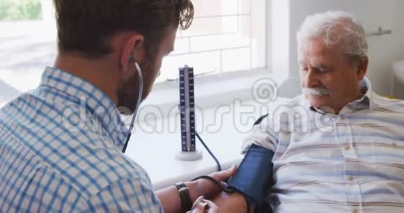 医生在养老院里检查一位老人视频的预览图