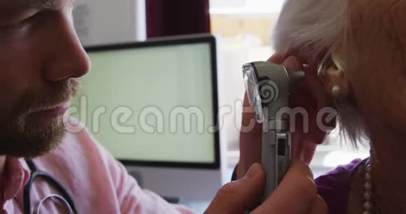 医生在一个退休家庭里检查一位高级妇女视频的预览图