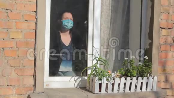 女子取下医用口罩打开窗户流行病大流行和检疫的结束视频的预览图