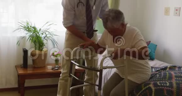 医生在她的退休公寓里帮助老年妇女视频的预览图