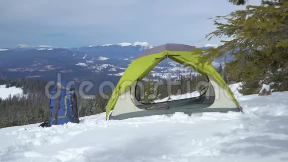 冬天游客在山上的帐篷里放松视频的预览图