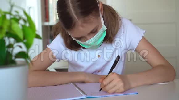 在隔离期间做学校作业的小女孩视频的预览图
