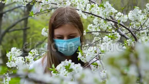 春天苹果花开时戴医疗面具的女孩视频的预览图