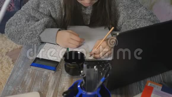 远程学习的少女在笔记本电脑前做功课视频的预览图