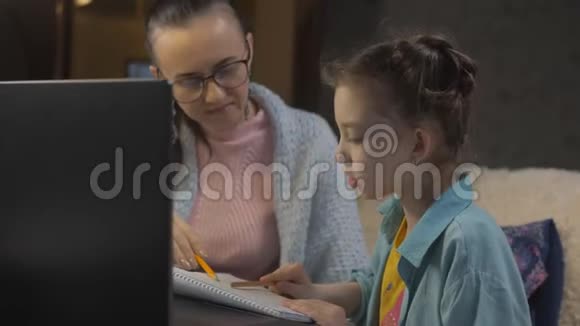 小白种人女孩和妈妈在家做作业视频的预览图