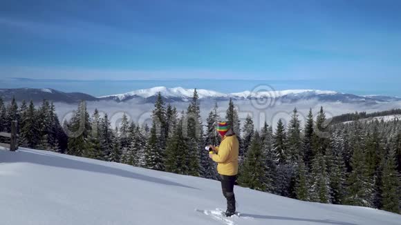 冬天一个人在喀尔巴阡山风景的背景下喝茶视频的预览图