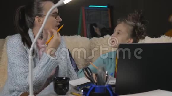 私人老师在家和一个8岁的女孩一起上课视频的预览图