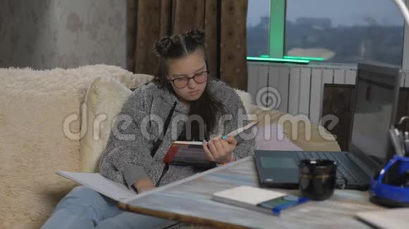 带眼镜的少女在家从事远程学习视频的预览图