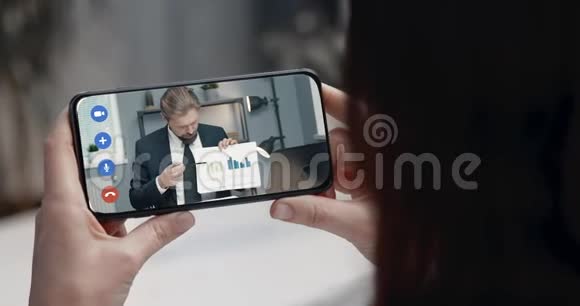 商务女性在智能手机上与同事视频聊天视频的预览图