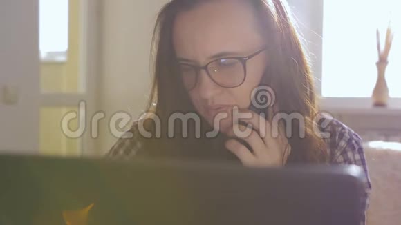 一个女人在家里用手机远程工作视频的预览图