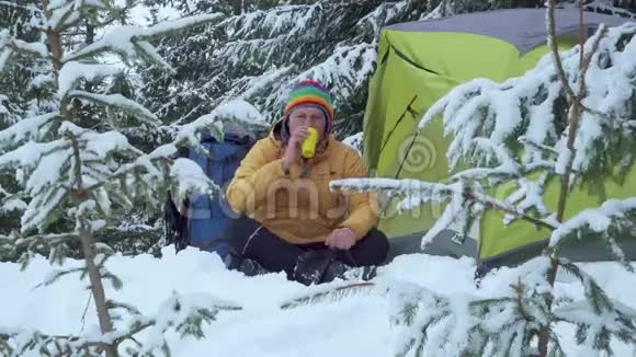 冬天在森林帐篷附近的旅行者视频的预览图