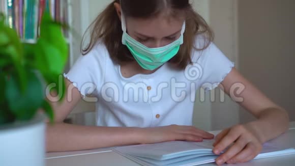 小女孩在隔离期间阅读教科书视频的预览图