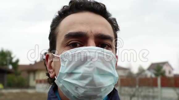 意大利男子戴着医用口罩在户外看起来既害怕又沮丧感觉到自己的世界废墟眩晕的效果视频的预览图