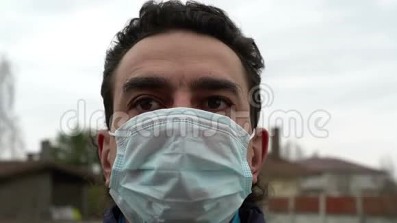 意大利男人在户外戴着医用口罩看上去很害怕很震惊很沮丧视频的预览图