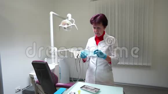 医务工作者戴上口罩拿起牙科器械视频的预览图