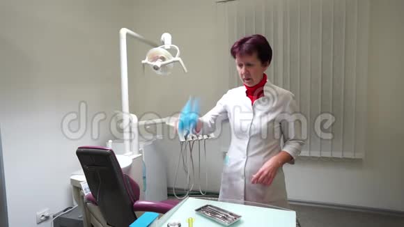 医务人员戴上口罩和手套拿起牙科器械视频的预览图