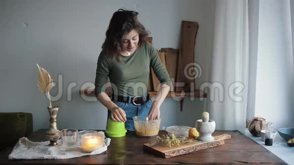小女孩在厨房里品尝她用搅拌器做的鹰嘴豆泥笑了视频的预览图