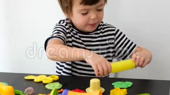 男孩玩五颜六色的模型粘土视频的预览图