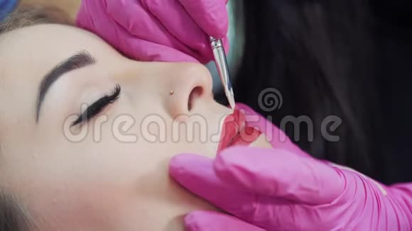 在美容院创造嘴唇轮廓视频的预览图