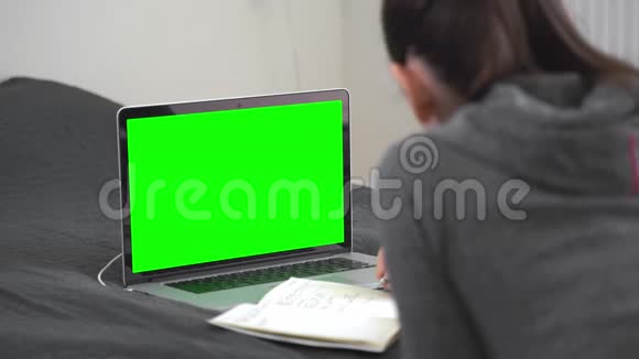 在家远程在线教育的年轻女子绿色屏幕在家工作检疫视频的预览图