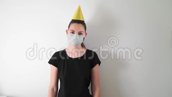 年轻女子独自在家庆祝生日冠状病毒大流行检疫视频的预览图