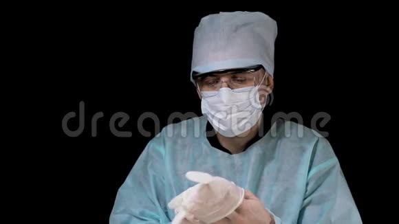 外科医生戴上防护手套为手术做准备准备在黑色背景下当外科医生视频的预览图