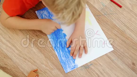 4k家里的孩子闭上小金发男孩的双手在地上画着黄色的太阳和蓝色的大海视频的预览图