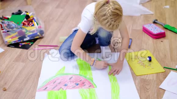 4k家里的孩子一个金发小女孩用西瓜在地板上画着夏天的图画检疫住宿视频的预览图