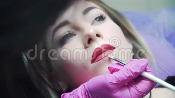 化妆程序在美容院刷唇视频的预览图