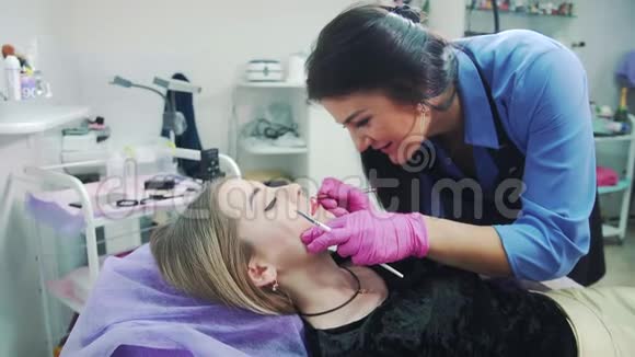美容院的化妆师给一个女孩画一个嘴唇轮廓视频的预览图