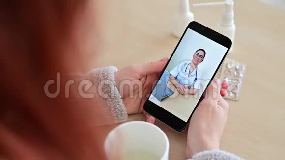 无法辨认的女人在网上咨询医生的手机女孩病了和主治医生谈话视频的预览图