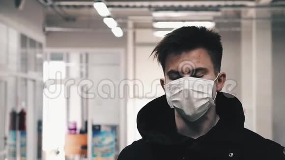 COVID19冠状病毒流行的概念生病的2019n科V男子戴医用口罩咳嗽视频的预览图