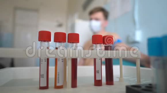 医生从病人身上取血样在实验室或医院的架子上加入试管实验室检测血液视频的预览图
