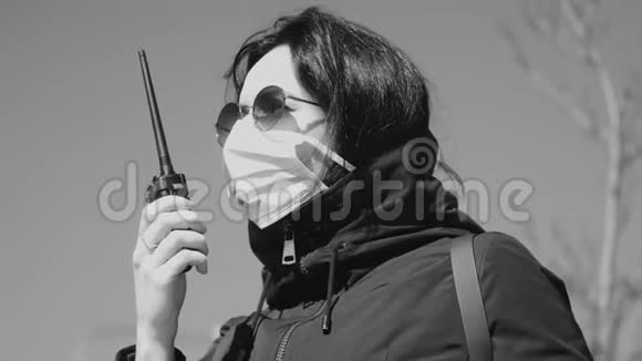 街上戴面具的女人因为城市里流行冠状病毒防止病毒和感染视频的预览图