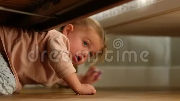 小女孩爬在床底下视频的预览图