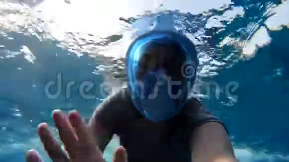 兴奋的女人戴着面具游泳直接在红海里看着懒汉视频的预览图